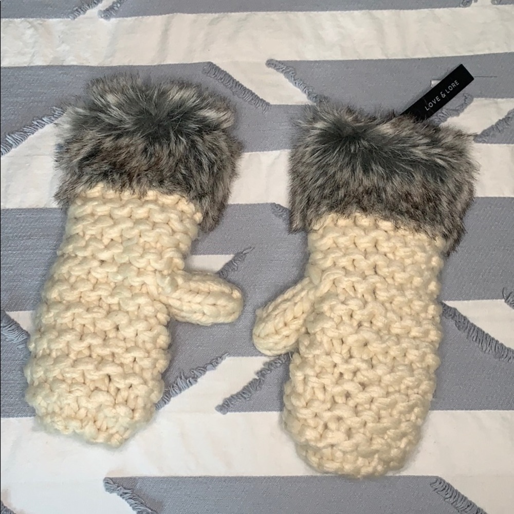 NWT Knitted Mittens with Faux Fur